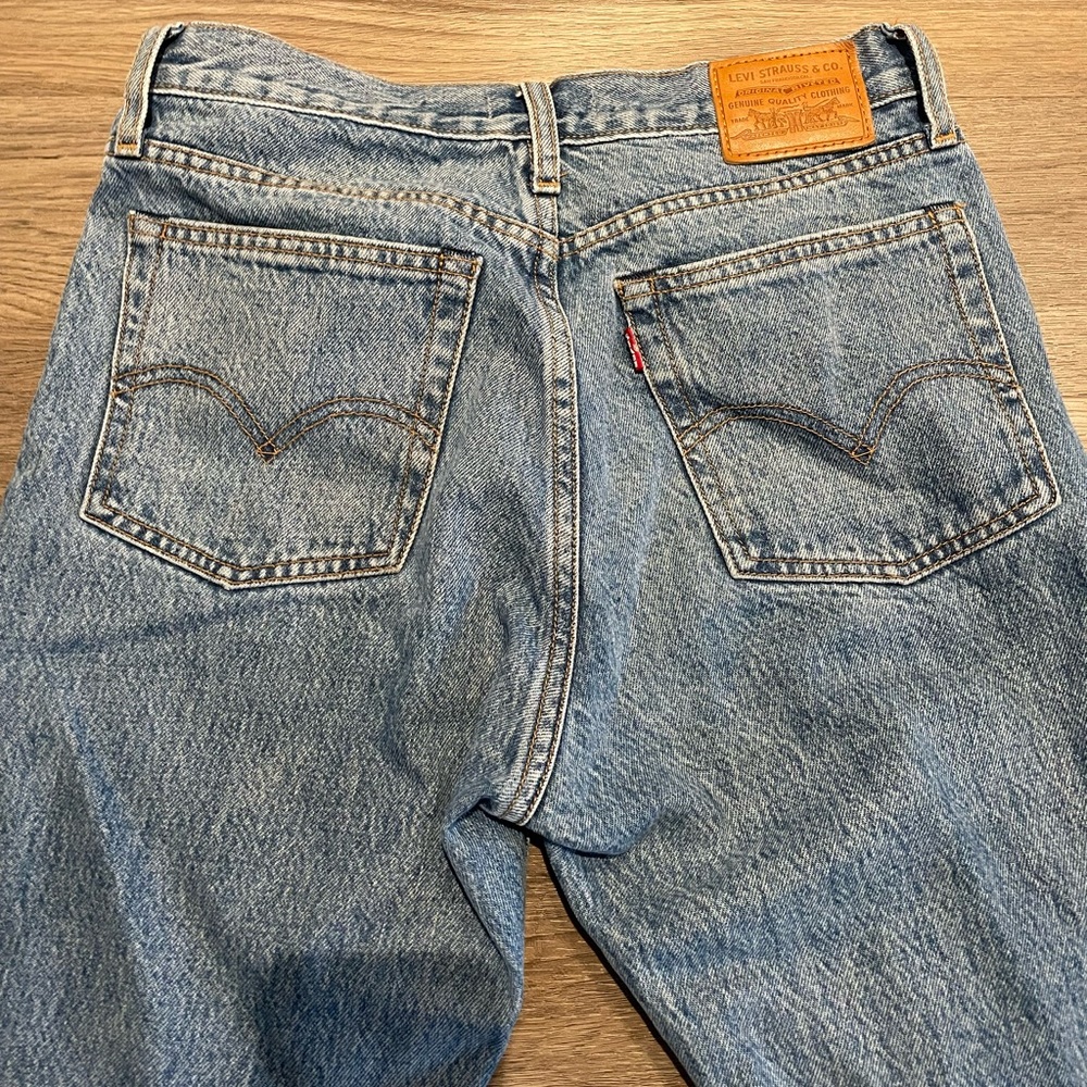 Wedgie Fit Levi’s - Picture 5 of 7